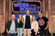Moderator Kai Pflaume (M.) und seine Rateteam-Kapit&auml;ne Bernhard Ho&euml;cker (l.) und Elton (r.) begr&uuml;&szlig;en in dieser Sendung die Kunstturnerin Emma Malewski (2.v.l.) und die Kunstturnerin Elisabeth Seitz (2.v.r.).