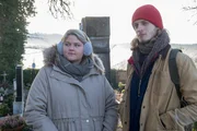 Nina Badali (Greta Sarau) und Lasse Fischer (Peer-Robin Hagel), die Freunde des Opfers, geben Auskunft zu ihren Alibis.