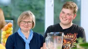 Eine Videobotschaft seiner Freunde sorgt f&uuml;r gute Laune bei Henrik K. und Mutter Birgit: Nicht nur die Ern&auml;hrungs-Docs unterst&uuml;tzen den 17-J&auml;hrigen beim Abnehmen, sondern auch seine beiden besten Kumpel.