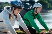 Auf dem Weg zum Training trifft Mattes (Matthias Schloo, r.) auf seinen Freund, den Stabhochspringer Josh Baier (Daniel F&uuml;nffrock, l.), der ihn auch gleich zu einem Rennen zum Sportplatz herausfordert.