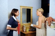 Eliane (Samantha Viana, l.) bietet der genervten Britta (Jelena Mitschke, r.) an, ihre Dusche zu reparieren. Eliane (Samantha Viana, l.) bietet der genervten Britta (Jelena Mitschke, r.) an, ihre Dusche zu reparieren.