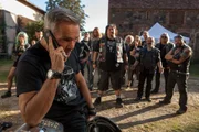 Der befreiende Anruf kommt: das Konzert findet statt, verk&uuml;ndet Mike (Hannes Jaenicke, l.), Pulle (Daniel Zillmann, M.) und den anderen.