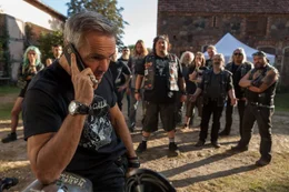 Der befreiende Anruf kommt: das Konzert findet statt, verk&uuml;ndet Mike (Hannes Jaenicke, l.), Pulle (Daniel Zillmann, M.) und den anderen.
