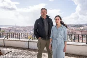Die Informatikerin Sophia Moreno (Hana Sofia Lopes) erh&auml;lt Unterst&uuml;tzung vom Ex-Fluchthelfer Tom F&auml;hrmann (Hans Sigl).
