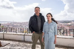 Die Informatikerin Sophia Moreno (Hana Sofia Lopes) erh&auml;lt Unterst&uuml;tzung vom Ex-Fluchthelfer Tom F&auml;hrmann (Hans Sigl).