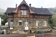 Ahrtalban: Die DB hat den Bahnhof Heimersheim, wenige Kilometer hinter Remagen, verkauft. Die unteren Wohnungen sind unbrauchbar. Bahnsteig und Gleise sind komplett weggespült und werden momentan behelfsmäßig wiederaufgebaut. Ahrtalban: Die DB hat den Bahnhof Heimersheim, wenige Kilometer hinter Remagen, verkauft. Die unteren Wohnungen sind unbrauchbar. Bahnsteig und Gleise sind komplett weggespült und werden momentan behelfsmäßig wiederaufgebaut.