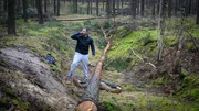Auf seiner allmorgendlichen Joggingrunde durch den Wald macht Hauptkommissar Lars P&ouml;hlmann (Dominic Boeer, l.) eine schreckliche Entdeckung: der Waldbesitzer Alexander H&uuml;bner (Odysseas J. Hlepas, r.) liegt erschlagen unter einem riesigen Baum.