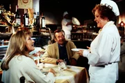 Bei ihrem romantischen Essen machen Margot (Jutta Speidel, l.) und Berthold Sanwaldt (Günter Mack, M.) eine amüsante Entdeckung: Ilse Haase (Billie Zöckler, r.) hilft im Restaurant schon mal als Bedienung aus. Bei ihrem romantischen Essen machen Margot (Jutta Speidel, l.) und Berthold Sanwaldt (Günter Mack, M.) eine amüsante Entdeckung: Ilse Haase (Billie Zöckler, r.) hilft im Restaurant schon mal als Bedienung aus.