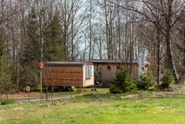 Holzwagen und Holzhaus auf dem Campingplatzgel&auml;nde "Anderswo Camp" im Bayerischen Wald.