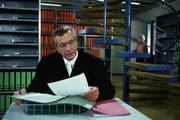 1. Richter Berthold Sanwaldt (G&uuml;nter Mack) liest unbefugt in fremden Akten.