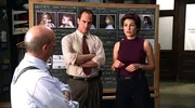 Die Detectives Stabler (Christopher Meloni) und Benson (Mariska Hargitay) präsentieren Captain Donald Cragen (Dann Florek, l.) die Beweise in einem Vergewaltigungsfall. Die Detectives Stabler (Christopher Meloni) und Benson (Mariska Hargitay) präsentieren Captain Donald Cragen (Dann Florek, l.) die Beweise in einem Vergewaltigungsfall.