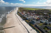 Luftaufnahme Hauptstrand von Wangerooge mit Ortschaft. Luftaufnahme Hauptstrand von Wangerooge mit Ortschaft.