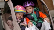 Nele bringt ihre Tochter Fenja von Montag bis Freitag in den Pellwormer Kindergarten. Dort ist sie mit anderen Inselkindern zusammen.