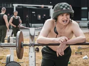 Eigentlich war Soukka (Elias Keranen) für die Nachtpatrouille eingeteilt, doch er hat sie getauscht, um seinem Kameraden auszuhelfen. Eigentlich war Soukka (Elias Keranen) für die Nachtpatrouille eingeteilt, doch er hat sie getauscht, um seinem Kameraden auszuhelfen.