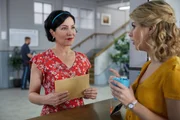 Gemeinsam mit Miriam Stockl (Marisa Burger, l.) &uuml;berlegt Christin Lange (Sarah Thonig, r.), wie sie Frau Grasegger aus der Patsche helfen k&ouml;nnte.