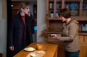 Ellen (Rikke Lylloff, mit Katrin Sass) ist verzweifelt.