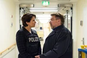 Lisa (Barbara Auer) und Erichsen (Armin Rohde) besprechen im Krankenhaus, wie sie weiter vorgehen sollen. Norman befindet sich ebenfalls im Krankenhaus.