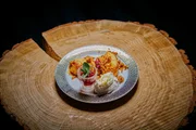 Nachspeise: Zickige Nocken mit heimischem Knusper und Beeren. Nachspeise: Zickige Nocken mit heimischem Knusper und Beeren.