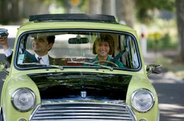 Die Schauspielerin Sabine (Emma de Caunes) nimmt Mr. Bean (Rowan Atkinson) auf ihrem Weg nach Cannes in ihrem Mini mit.