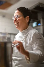 Douce Steiner ist Deutschlands beste Köchin: Als erste Frau wurde sie vom Restaurantführer "Gault & Millau" als Köchin des Jahres ausgezeichnet. Ihre Küche im Hotelrestaurant "Hirschen" in Sulzburg zieren zwei Michelin-Sterne. Douce Steiner ist Deutschlands beste Köchin: Als erste Frau wurde sie vom Restaurantführer "Gault & Millau" als Köchin des Jahres ausgezeichnet. Ihre Küche im Hotelrestaurant "Hirschen" in Sulzburg zieren zwei Michelin-Sterne.