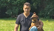 Der zweij&auml;hrige Sprengstoffsp&uuml;rhund Rufus mit Herrchen Henrik Sielaff.