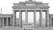 Sektorengrenze am Brandenburger Tor. Sektorengrenze am Brandenburger Tor.