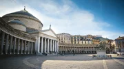 An der Piazza del Plebiscito, dem größten öffentlichen Platz Neapels, „thront“ eine Basilika, die dem Pantheon in Rom nachempfunden ist. Das gesamte historische Zentrum wurde 1995 von der UNESCO zum Welterbe erklärt. An der Piazza del Plebiscito, dem größten öffentlichen Platz Neapels, „thront“ eine Basilika, die dem Pantheon in Rom nachempfunden ist. Das gesamte historische Zentrum wurde 1995 von der UNESCO zum Welterbe erklärt.
