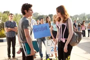 Todd (Penn Badgley) ist einer der wenigen, der Olive (Emma Stone) trotz ihres schlechten Rufs weiterhin mit Respekt behandelt.