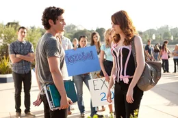 Todd (Penn Badgley) ist einer der wenigen, der Olive (Emma Stone) trotz ihres schlechten Rufs weiterhin mit Respekt behandelt.