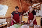 Anna-Maria Deinhardt (rechts) gemeinsam mit ihrer Mutter in der Küche. Anna-Maria Deinhardt (rechts) gemeinsam mit ihrer Mutter in der Küche.