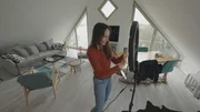 Gianna Bacio richtet das Bild f&uuml;r ihr n&auml;chstes TikTok ein. In dieser Wohnung dreht Gianna Bacio t&auml;glich ihre Kurzvideos f&uuml;r TikTok.
