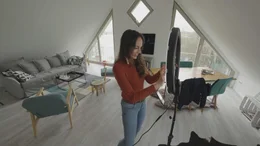 Gianna Bacio richtet das Bild f&uuml;r ihr n&auml;chstes TikTok ein. In dieser Wohnung dreht Gianna Bacio t&auml;glich ihre Kurzvideos f&uuml;r TikTok.