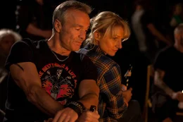 Mike (Hannes Jaenicke) erz&auml;hlt Caro (Christina Gro&szlig;e) von seinem Sohn.