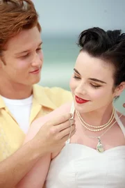 Max (Matthew Scully) hängt Gracie (Teri Haddy) die für sie gemachte Kette mit Anhänger um den Hals. Gracie war vor langer Zeit eine Meerjungfrau, so wie heute Cleo, Emma und Rikki. Max (Matthew Scully) hängt Gracie (Teri Haddy) die für sie gemachte Kette mit Anhänger um den Hals. Gracie war vor langer Zeit eine Meerjungfrau, so wie heute Cleo, Emma und Rikki.