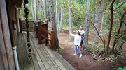 Greg ist Unternehmer aus Texas und lebte über 20 Jahre lang in Dallas. Nun wünscht er sich einen Rückzugsort in der Natur - in British Columbia in Kanada. Seine beste Freundin Ruth hilft bei der Suche nach einem abgelegenen Haus, in dem er seinen großen Freundeskreis empfangen kann. Die beiden erleben bei ihren Besichtigungen so manches Abenteuer. Greg ist Unternehmer aus Texas und lebte über 20 Jahre lang in Dallas. Nun wünscht er sich einen Rückzugsort in der Natur - in British Columbia in Kanada. Seine beste Freundin Ruth hilft bei der Suche nach einem abgelegenen Haus, in dem er seinen großen Freundeskreis empfangen kann. Die beiden erleben bei ihren Besichtigungen so manches Abenteuer.
