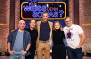 Moderator Kai Pflaume (M.) und seine Rateteam-Kapit&auml;ne Bernhard Ho&euml;cker (l.) und Elton (r.) begr&uuml;&szlig;en in dieser Sendung die Schauspielerin Claudia Michelsen (l.) und die Schauspielerin Sonja Gerhardt (r.).