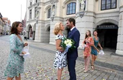 Standesamtliche Hochzeit: Tine (Maike Bollow, 2.v.l.) und Ole (Patrik Fichte, 3.v.r.) vor dem Rathaus in Lüneburg. Ihre Tochter Lotte (Anna Willecke, 2.v.r.) und die Freundinnen Jana (Jenny Jürgens, l.) und Merle (Anja Franke, r.) streuen Rosenblätter für das glückliche Brautpaar. Standesamtliche Hochzeit: Tine (Maike Bollow, 2.v.l.) und Ole (Patrik Fichte, 3.v.r.) vor dem Rathaus in Lüneburg. Ihre Tochter Lotte (Anna Willecke, 2.v.r.) und die Freundinnen Jana (Jenny Jürgens, l.) und Merle (Anja Franke, r.) streuen Rosenblätter für das glückliche Brautpaar.