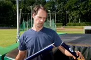 Mattes (Matthias Schloo) bef&uuml;rchtet, dass der Stab des Stabhochspringers Josh Baier manipuliert wurde.