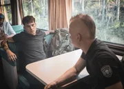 Van (Kian Lawley, l.) ist wegen der Ereignisse am Wochenende verärgert. Da Forsbacka (Tatu Sinisalo, r.) daran nicht gerade unschuldig war, ist Van auf der Rückfahrt zum Camp etwas genervt. Van (Kian Lawley, l.) ist wegen der Ereignisse am Wochenende verärgert. Da Forsbacka (Tatu Sinisalo, r.) daran nicht gerade unschuldig war, ist Van auf der Rückfahrt zum Camp etwas genervt.