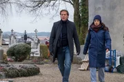 Auf dem Friedhof schreiten Caspar Bergmann (Thomas Heinze) und Annabell Lorenz (Stephanie Stumph) gerade noch rechtzeitig ein, bevor ein weiteres Ungl&uuml;ck passieren kann.