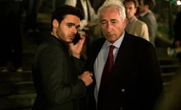 Michael Mason (Richard Madden, l.)