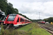 Auch diese Fahrzeuge der DB stehen noch in Gerolstein und kommen nicht raus. Auch diese Fahrzeuge der DB stehen noch in Gerolstein und kommen nicht raus.
