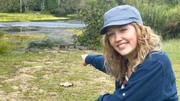 Am Ufer entdeckt Nina ein ausgewachsenes Spitzkrokodil. Am Ufer entdeckt Nina ein ausgewachsenes Spitzkrokodil.