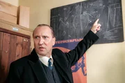 Reenactment – Trainer Hugo Meisl (Christian Strasser) erklärt die Spieltaktik. Reenactment – Trainer Hugo Meisl (Christian Strasser) erklärt die Spieltaktik.