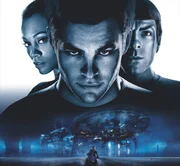 Plakatmotiv zum Film mit Gro&szlig;aufnahme von James T. Kirk (Chris Pine, M.), Lieutenant Nyota Uhura (Zo&euml; Salda&ntilde;a, l.) und Commander Spock (Zachary Quinto, r.).