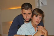 John (Felix von Jascheroff) versucht Pia (Isabell Horn) aufzufangen, die beim Anblick ihrer toten Schwester zusammenbricht. John (Felix von Jascheroff) versucht Pia (Isabell Horn) aufzufangen, die beim Anblick ihrer toten Schwester zusammenbricht.