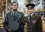 Zur Pflege der Beziehungen mit Russland hat Major Miettinen (Tommi Korpela, l.) den russischen Major Poljakov (Andrei Tsumak, r.) zu einer Militärübung eingeladen. Miettinen hat dabei eine besondere Überraschung für Poljakov vorbereitet. Zur Pflege der Beziehungen mit Russland hat Major Miettinen (Tommi Korpela, l.) den russischen Major Poljakov (Andrei Tsumak, r.) zu einer Militärübung eingeladen. Miettinen hat dabei eine besondere Überraschung für Poljakov vorbereitet.