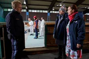 Polizeihauptmeister Mohr (Max Müller, l.) befragt das Hausmeisterehepaar Nerlinger (Georg Veitl, 2.v.r., Eva Wittenzellner, r.) im Mordfall des Journalisten Jan-Oliver Pöhlmann, während Pathologin Mai (Sina Wilke, M.) mit den Kollegen der Spurensicherung (Komparsen) den Tatort untersucht. Polizeihauptmeister Mohr (Max Müller, l.) befragt das Hausmeisterehepaar Nerlinger (Georg Veitl, 2.v.r., Eva Wittenzellner, r.) im Mordfall des Journalisten Jan-Oliver Pöhlmann, während Pathologin Mai (Sina Wilke, M.) mit den Kollegen der Spurensicherung (Komparsen) den Tatort untersucht.