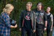 Caro (Christina Gro&szlig;e, l.) ist erstmal total ablehnend, dass Mike (Hannes Jaenicke, M.) und Pulle (Daniel Zillmann, 2.v.r.) auf ihrer Wiese ein Metal-Konzert veranstalten wollen.