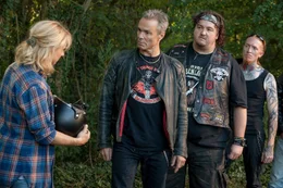Caro (Christina Gro&szlig;e, l.) ist erstmal total ablehnend, dass Mike (Hannes Jaenicke, M.) und Pulle (Daniel Zillmann, 2.v.r.) auf ihrer Wiese ein Metal-Konzert veranstalten wollen.
